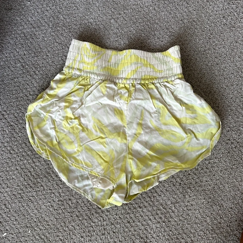 H&M Smocked Waist Printed Shorts – Yellow/White – Size XS - Picture 2 of 4